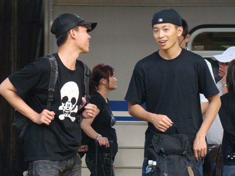 月台交談旅客2009台中火車站台灣鐵路旅遊攝影