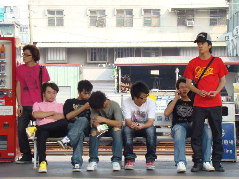 月台交談旅客2009台中火車站台灣鐵路旅遊攝影