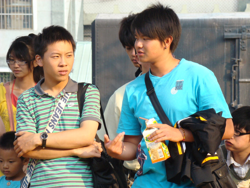 月台交談旅客2009台中火車站台灣鐵路旅遊攝影