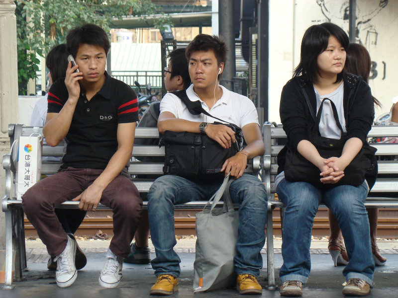 月台交談旅客2009台中火車站台灣鐵路旅遊攝影