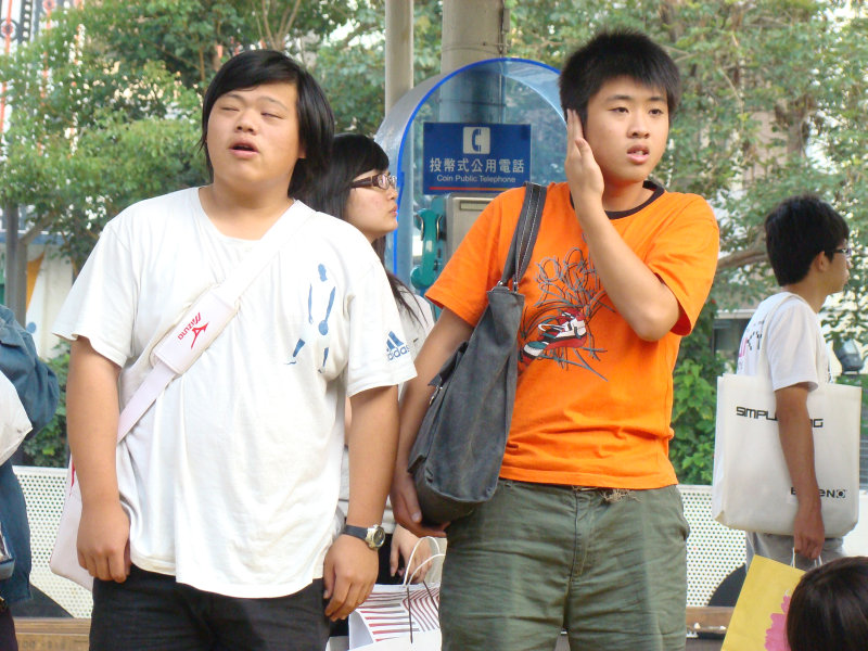 月台交談旅客2009台中火車站台灣鐵路旅遊攝影