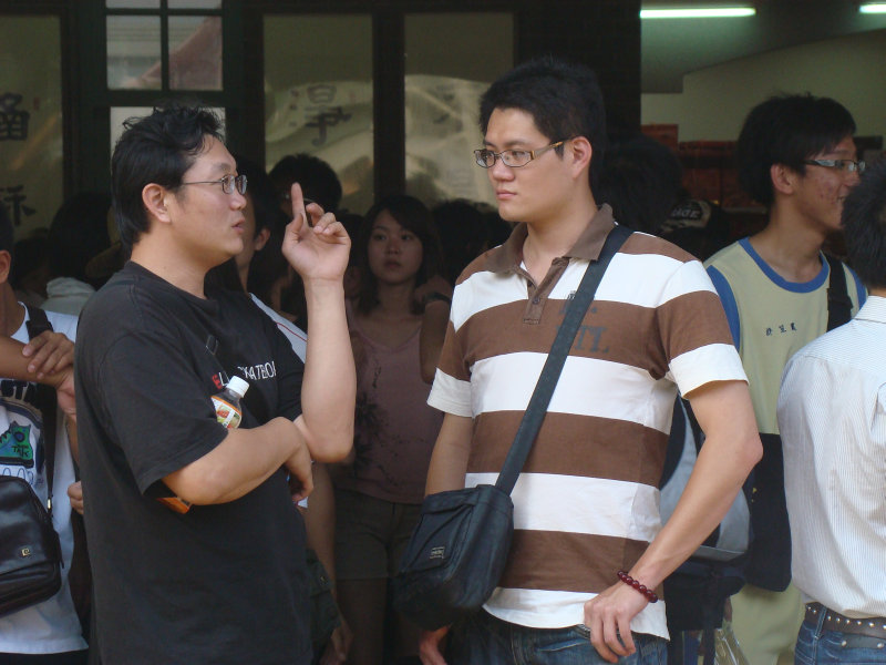 月台交談旅客2009台中火車站台灣鐵路旅遊攝影