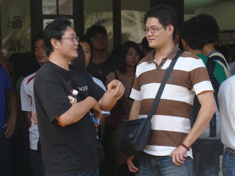 月台交談旅客2009台中火車站台灣鐵路旅遊攝影