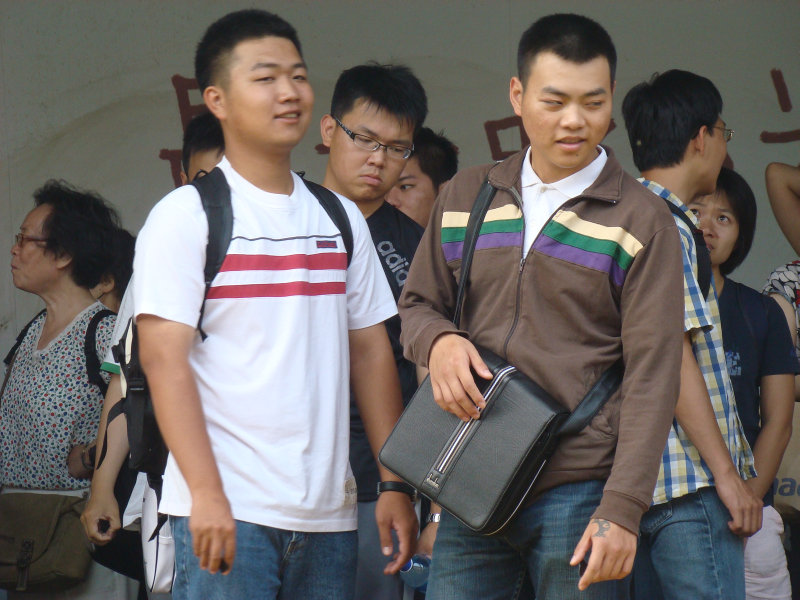 月台交談旅客2009台中火車站台灣鐵路旅遊攝影