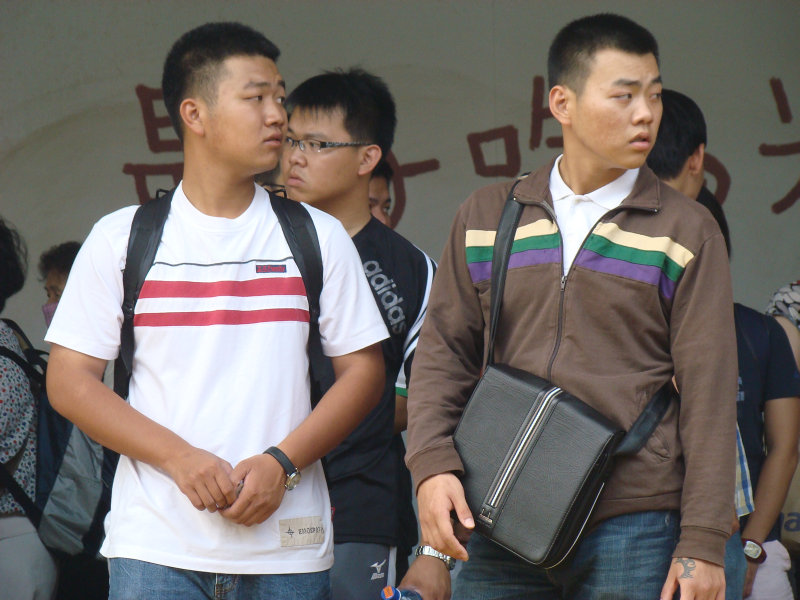 月台交談旅客2009台中火車站台灣鐵路旅遊攝影