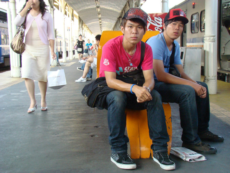 月台交談旅客2009台中火車站台灣鐵路旅遊攝影