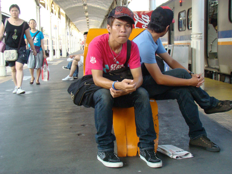 月台交談旅客2009台中火車站台灣鐵路旅遊攝影
