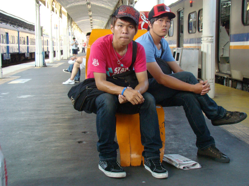 月台交談旅客2009台中火車站台灣鐵路旅遊攝影