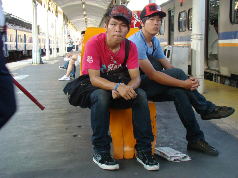 月台交談旅客2009台中火車站台灣鐵路旅遊攝影