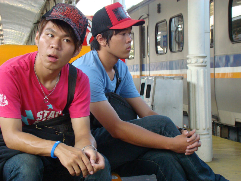 月台交談旅客2009台中火車站台灣鐵路旅遊攝影