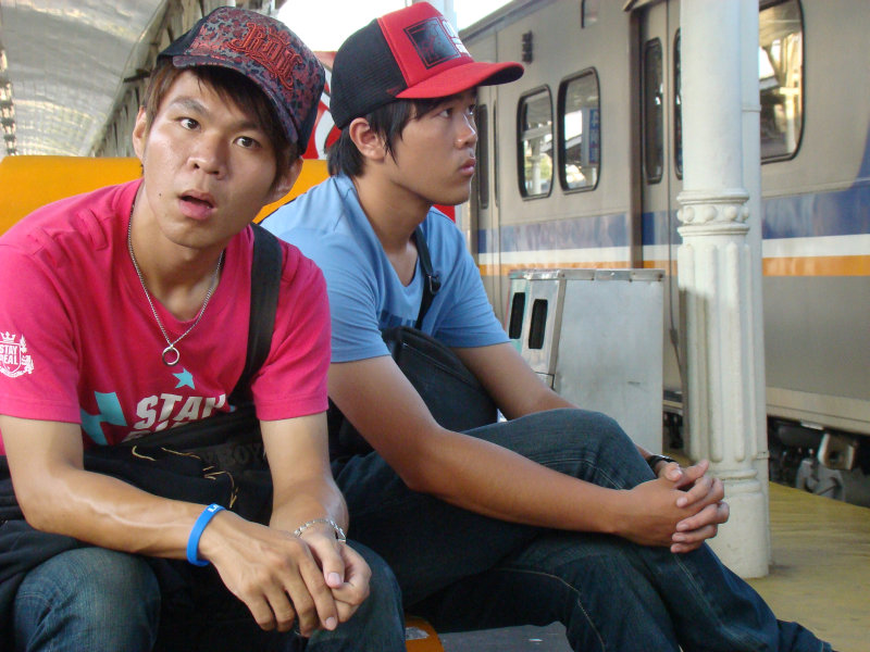 月台交談旅客2009台中火車站台灣鐵路旅遊攝影
