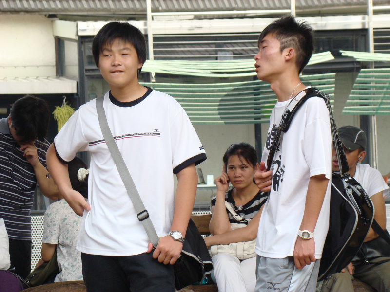 月台交談旅客2009台中火車站台灣鐵路旅遊攝影