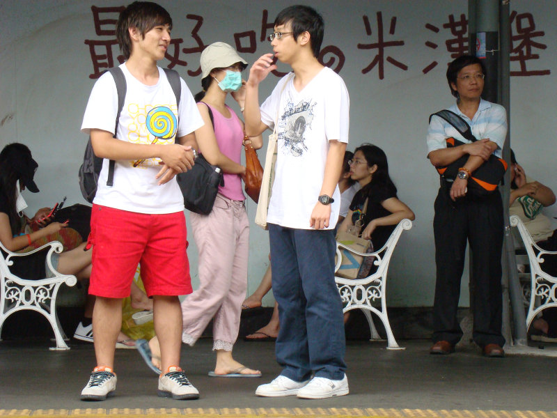 月台交談旅客2009台中火車站台灣鐵路旅遊攝影