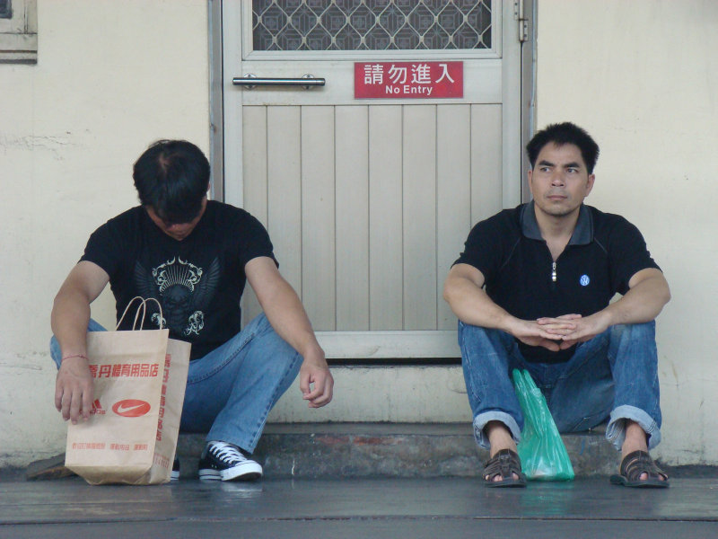 月台交談旅客2009台中火車站台灣鐵路旅遊攝影