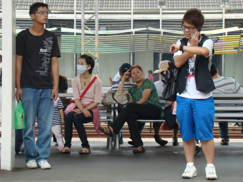 月台交談旅客2009台中火車站台灣鐵路旅遊攝影