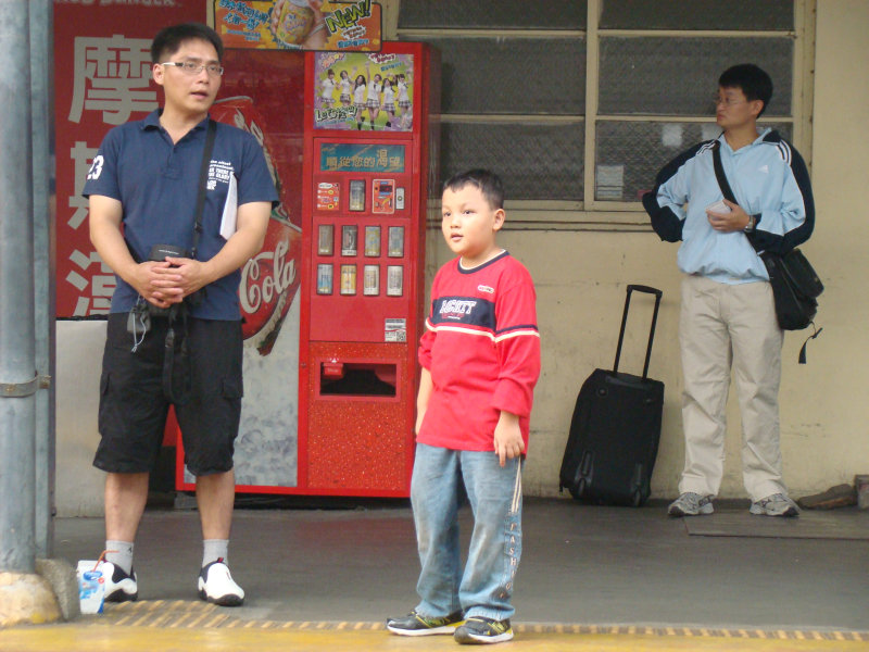 月台交談旅客2009台中火車站台灣鐵路旅遊攝影