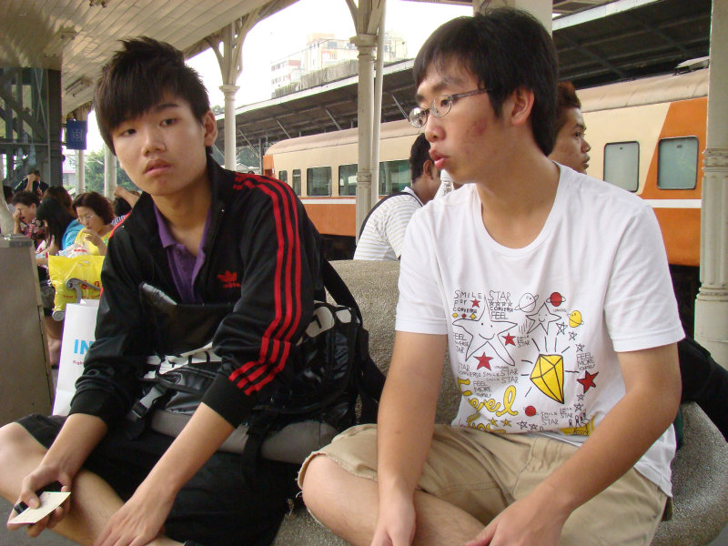月台交談旅客2009台中火車站台灣鐵路旅遊攝影