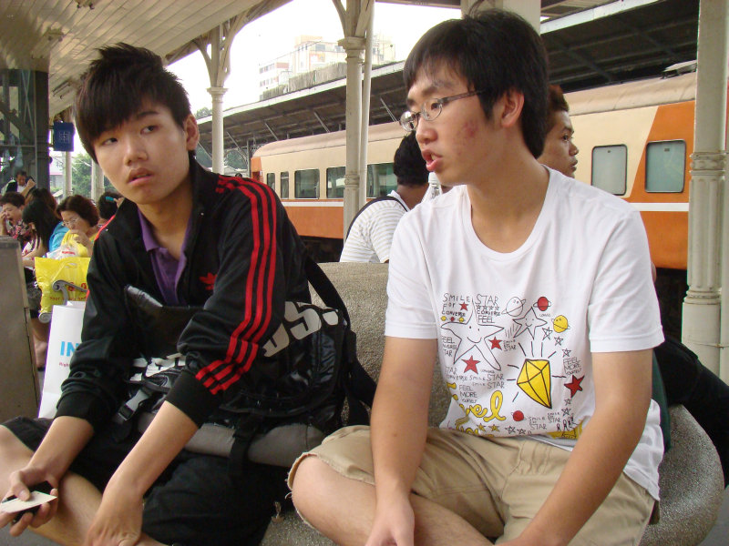 月台交談旅客2009台中火車站台灣鐵路旅遊攝影