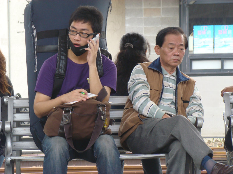 月台交談旅客2009台中火車站台灣鐵路旅遊攝影