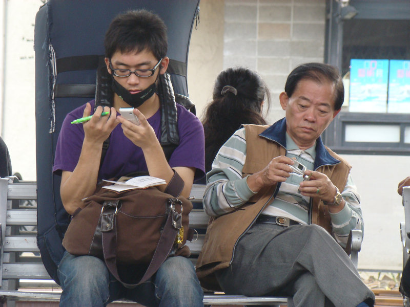 月台交談旅客2009台中火車站台灣鐵路旅遊攝影