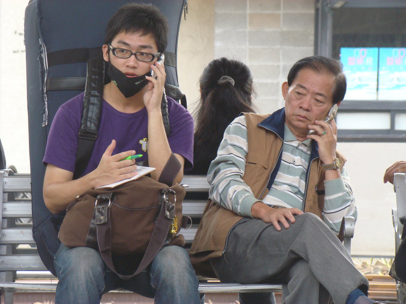 月台交談旅客2009台中火車站台灣鐵路旅遊攝影