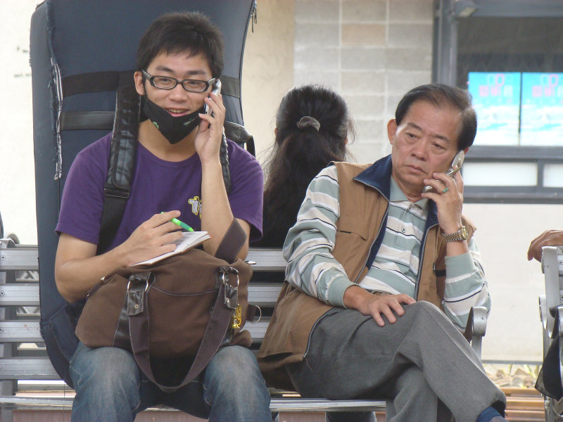 月台交談旅客2009台中火車站台灣鐵路旅遊攝影