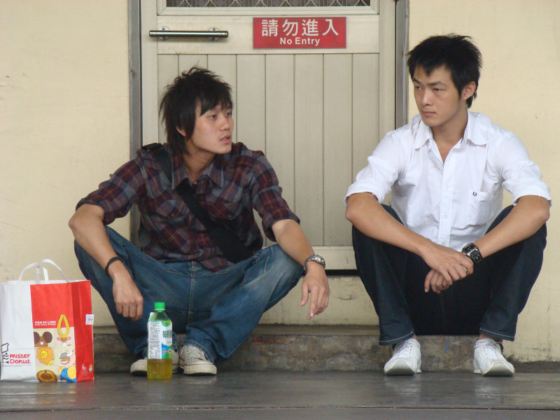 月台交談旅客2009台中火車站台灣鐵路旅遊攝影