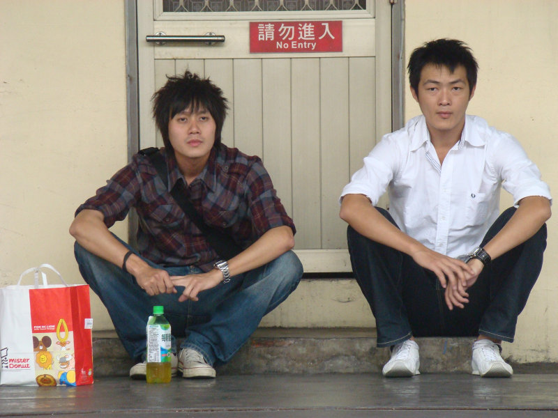 月台交談旅客2009台中火車站台灣鐵路旅遊攝影