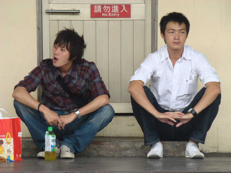 月台交談旅客2009台中火車站台灣鐵路旅遊攝影