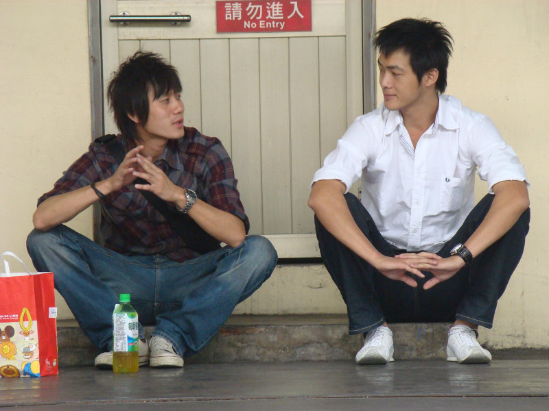 月台交談旅客2009台中火車站台灣鐵路旅遊攝影