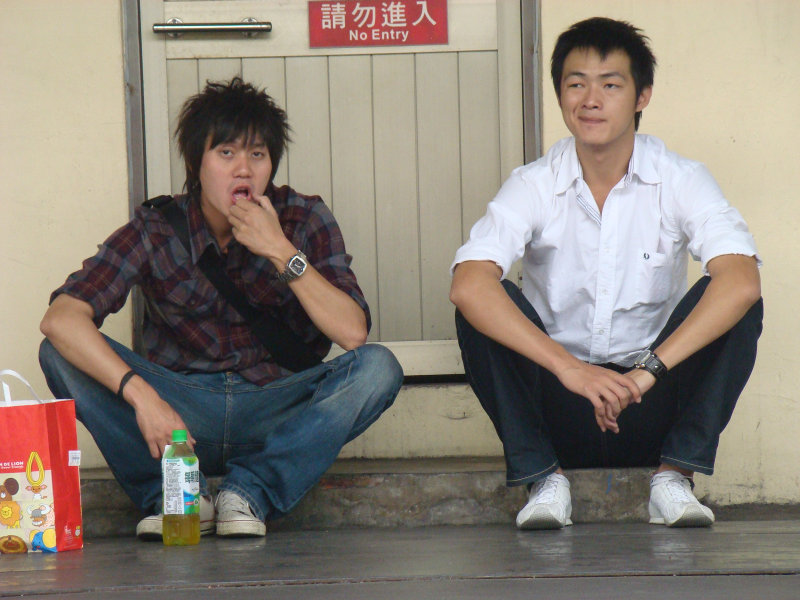 月台交談旅客2009台中火車站台灣鐵路旅遊攝影