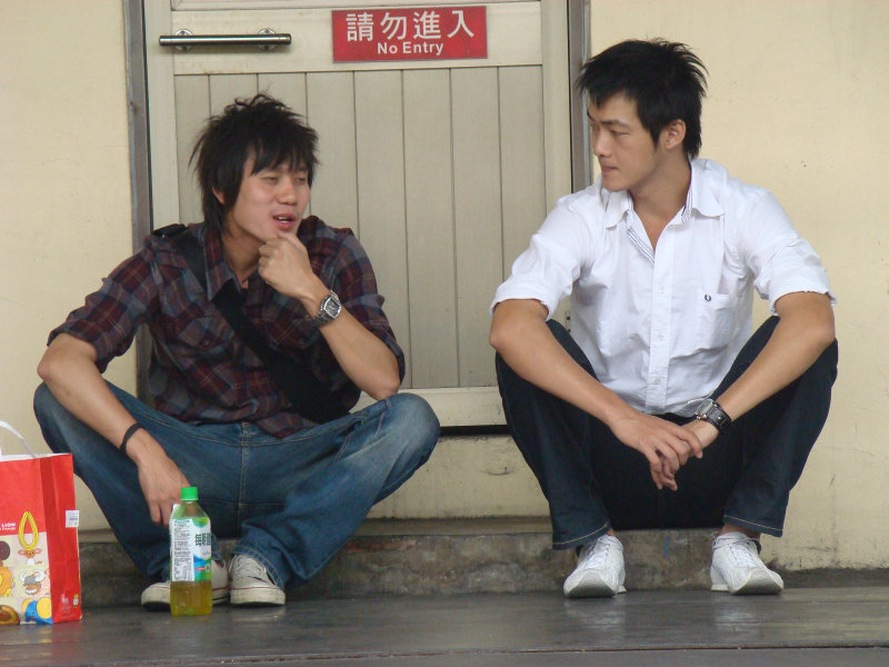 月台交談旅客2009台中火車站台灣鐵路旅遊攝影