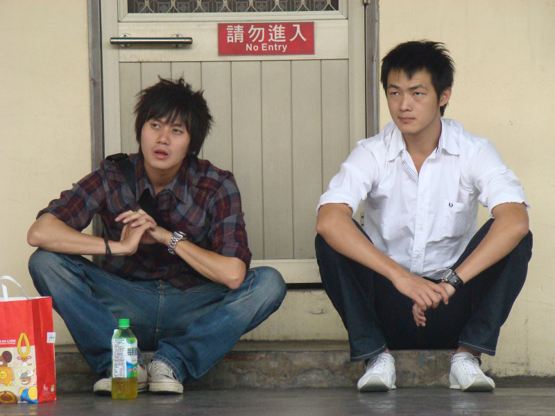 月台交談旅客2009台中火車站台灣鐵路旅遊攝影