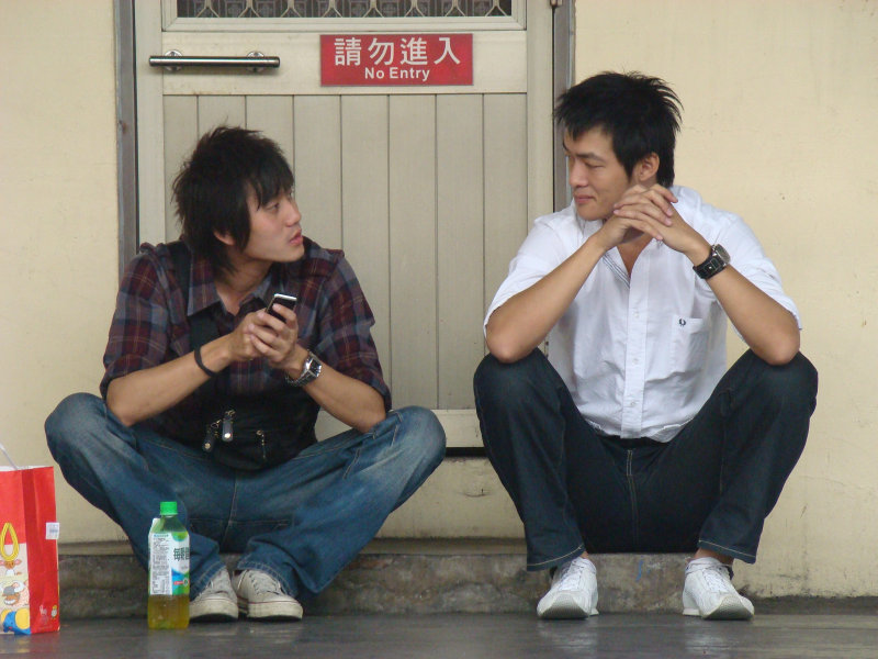 月台交談旅客2009台中火車站台灣鐵路旅遊攝影