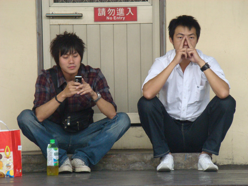 月台交談旅客2009台中火車站台灣鐵路旅遊攝影