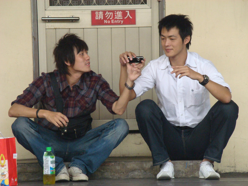 月台交談旅客2009台中火車站台灣鐵路旅遊攝影