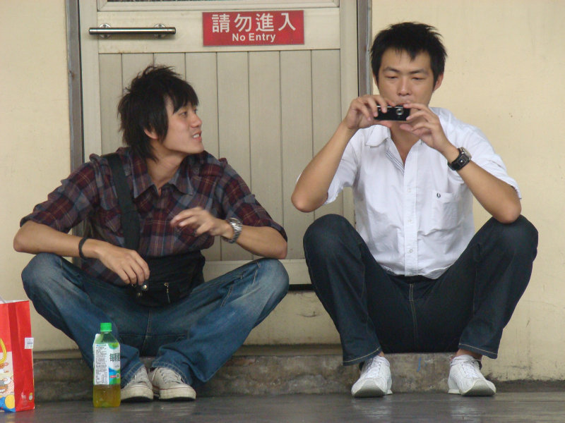 月台交談旅客2009台中火車站台灣鐵路旅遊攝影