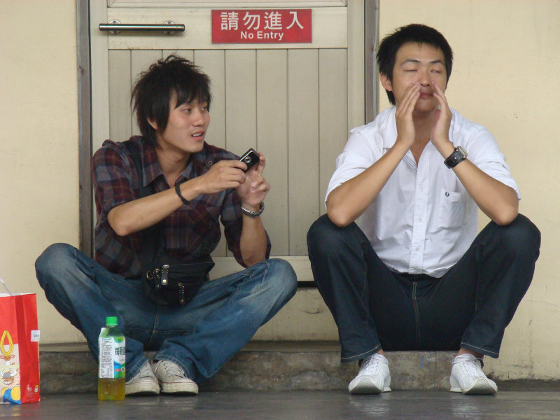 月台交談旅客2009台中火車站台灣鐵路旅遊攝影