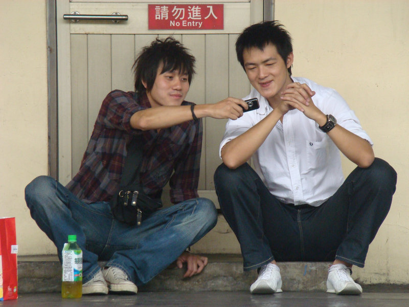 月台交談旅客2009台中火車站台灣鐵路旅遊攝影