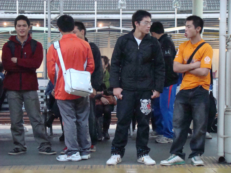 月台交談旅客2009台中火車站台灣鐵路旅遊攝影