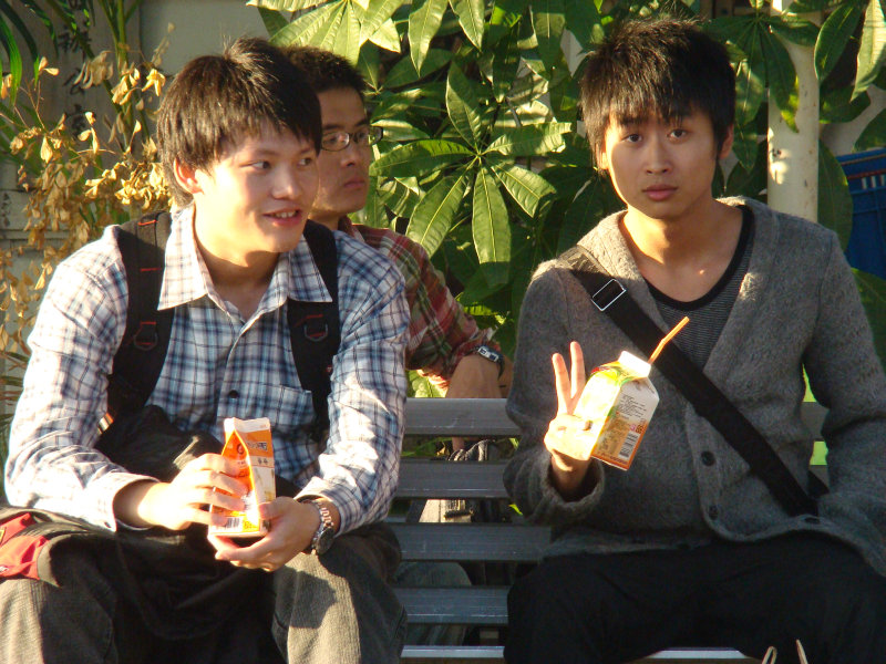 月台交談旅客2009台中火車站台灣鐵路旅遊攝影