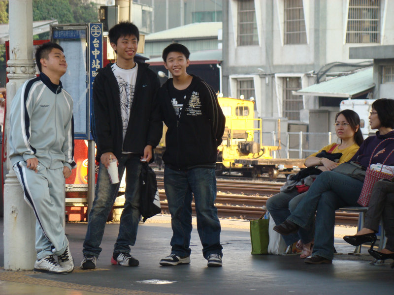 月台交談旅客2009台中火車站台灣鐵路旅遊攝影