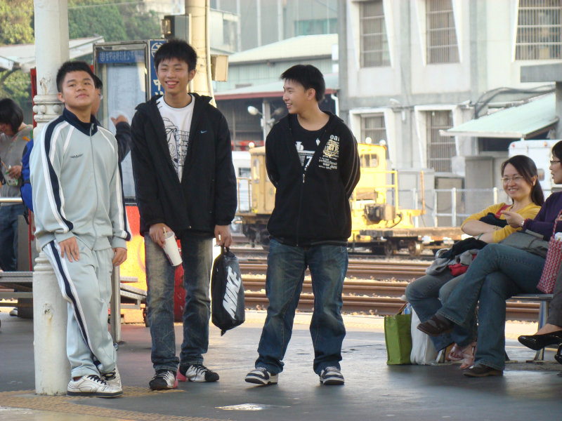 月台交談旅客2009台中火車站台灣鐵路旅遊攝影