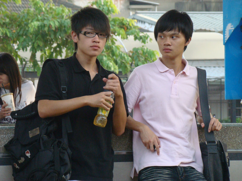 月台交談旅客2009台中火車站台灣鐵路旅遊攝影