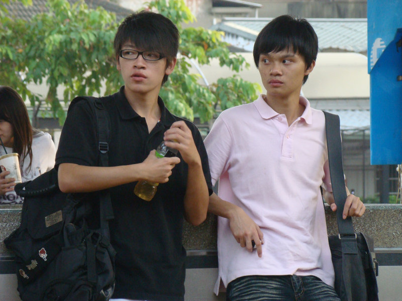 月台交談旅客2009台中火車站台灣鐵路旅遊攝影