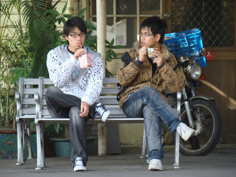 月台交談旅客2009台中火車站台灣鐵路旅遊攝影