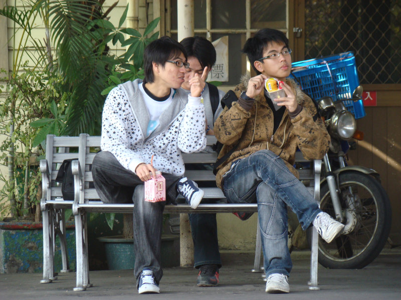 月台交談旅客2009台中火車站台灣鐵路旅遊攝影