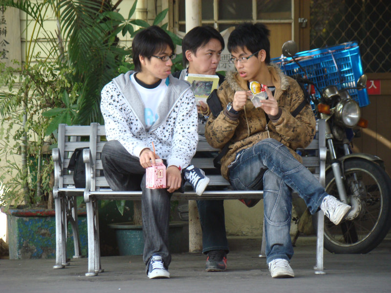 月台交談旅客2009台中火車站台灣鐵路旅遊攝影