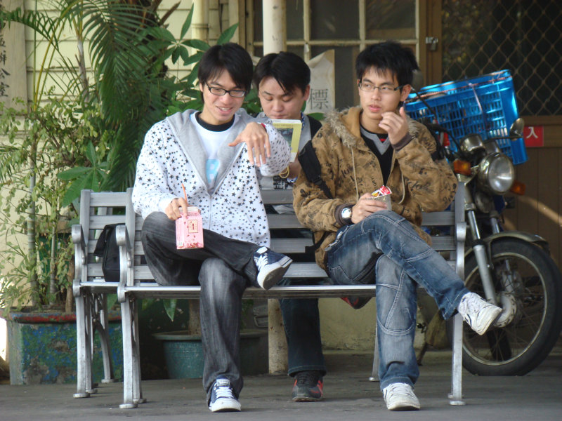 月台交談旅客2009台中火車站台灣鐵路旅遊攝影