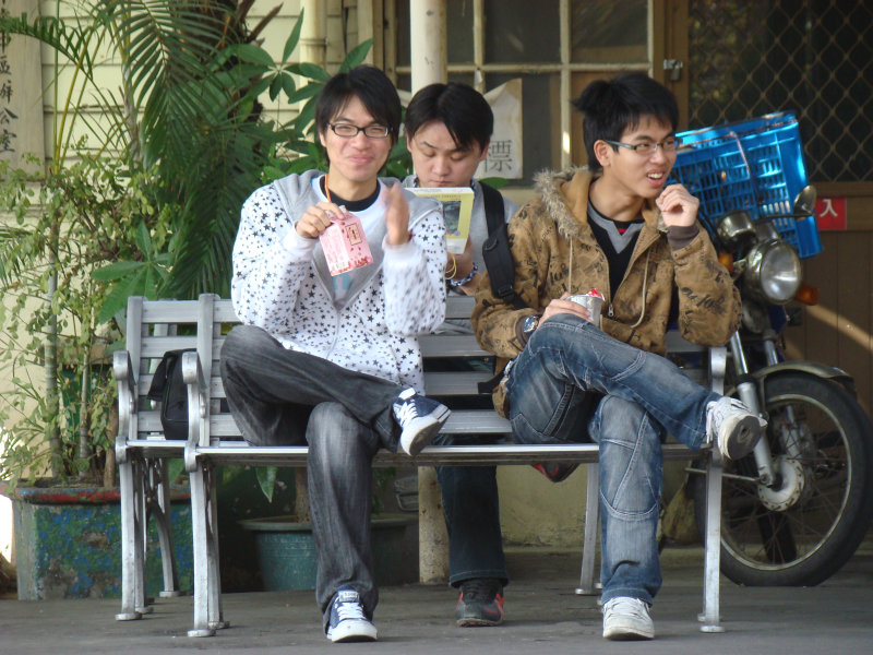 月台交談旅客2009台中火車站台灣鐵路旅遊攝影